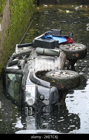 Fornace Parade, Tipton, 14 novembre 2022. Una Land Rover Discovery e' stata schiantata e abbandonata all'interno di una chiusa del canale a Tipton lunedì mattina. Non ci sono state ferite riportate e la vettura dovrebbe essere rimossa martedì. Il Canal and River Trust ha scritto su Twitter: "La chiusa n° 3 della New Main Line Canal a Tipton è chiusa perché un'auto è nella serratura. Stiamo lavorando ad un piano per rimuovere il tutto il prima possibile. Non ci sono ancora segni di inquinamento, ma continueremo a monitorare”. Fig. Per: Interrompi stampa Media/ Alamy Live News Foto Stock