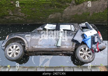 Fornace Parade, Tipton, 14 novembre 2022. Una Land Rover Discovery e' stata schiantata e abbandonata all'interno di una chiusa del canale a Tipton lunedì mattina. Non ci sono state ferite riportate e la vettura dovrebbe essere rimossa martedì. Il Canal and River Trust ha scritto su Twitter: "La chiusa n° 3 della New Main Line Canal a Tipton è chiusa perché un'auto è nella serratura. Stiamo lavorando ad un piano per rimuovere il tutto il prima possibile. Non ci sono ancora segni di inquinamento, ma continueremo a monitorare”. Fig. Per: Interrompi stampa Media/ Alamy Live News Foto Stock