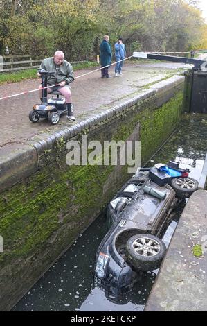 Fornace Parade, Tipton, 14 novembre 2022. Una Land Rover Discovery e' stata schiantata e abbandonata all'interno di una chiusa del canale a Tipton lunedì mattina. Non ci sono state ferite riportate e la vettura dovrebbe essere rimossa martedì. Il Canal and River Trust ha scritto su Twitter: "La chiusa n° 3 della New Main Line Canal a Tipton è chiusa perché un'auto è nella serratura. Stiamo lavorando ad un piano per rimuovere il tutto il prima possibile. Non ci sono ancora segni di inquinamento, ma continueremo a monitorare”. Fig. Per: Interrompi stampa Media/ Alamy Live News Foto Stock