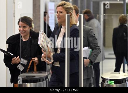 Bruxelles, Belgio. 14th Nov 2022. Il Ministro degli interni Annelies Verlinden arriva per una sessione congiunta delle commissioni delle camere per gli affari interni e la giustizia, lunedì 14 novembre 2022 al parlamento federale di Bruxelles. La sessione è organizzata per discutere l'incidente di giovedì scorso in cui un uomo ha fermato una pattuglia di polizia e ha pugnalato due ufficiali a Bruxelles. Un poliziotto è morto, un altro è rimasto ferito. FOTO DI BELGA ERIC LALMAND Credit: Belga News Agency/Alamy Live News Foto Stock