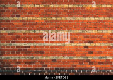 Facciata rustica e logora in mattoni di un vecchio edificio di Halmstad, Svezia come sfondo e struttura Foto Stock