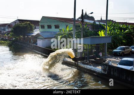 Stazione di controllo delle inondazioni mentre l'acqua viene scaricata dal villaggio di mercato di Bangbuathong al canale di Pimonratch per l'alluvione di protezione nel comune di Bang Bua Foto Stock