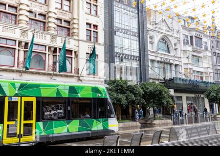 Il tram di Melbourne viaggia lungo Bourke Street, il centro di Melbourne, Victoria, Australia Foto Stock