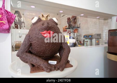 Scultura di rana di cioccolato in mostra nel famoso negozio "The Chocolate Line", Anversa (Fiandre), Belgio Foto Stock