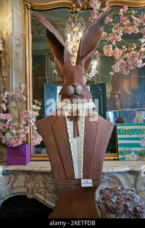 Scultura di coniglio al cioccolato in mostra nel famoso negozio "The Chocolate Line", Anversa (Fiandre), Belgio Foto Stock