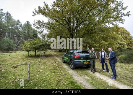 2022-11-14 13:46:03:19 ROERDALEN - il Ministro Christianne van der Wal (natura e azoto) e Geert Gabriels visitare il Parco Nazionale De Meinweg a Herkenbosch. Il ministro ha fatto diverse visite nella regione per discutere il problema dell'azoto. ANP MARCEL VAN HOORN olanda fuori - belgio fuori Foto Stock