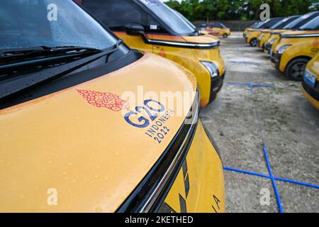 Bali, Indonesia. 13th Nov 2022. I veicoli elettrici Wuling Air sono raffigurati in una stazione di servizio a Bali, Indonesia, 13 novembre 2022. Questi nuovi veicoli energetici, tutti forniti dalla SAIC General Motors Wuling Motor Indonesia, sono veicoli ufficiali per il servizio di transito ai delegati e ai membri del personale del 17th° Gruppo del 20 (G20) Summit che si terrà a Bali. Credit: Zulkarnain/Xinhua/Alamy Live News Foto Stock