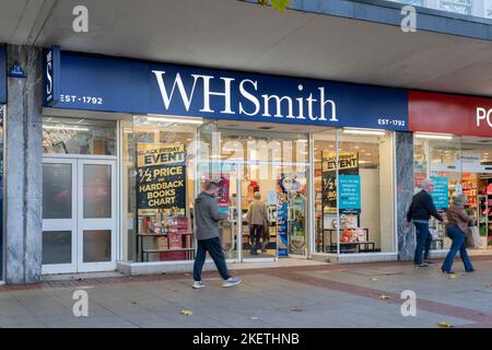 Gli amanti dello shopping passeggiando per WHSmith in Mell Square nel centro di Solihull. Tema: Commercio al dettaglio, tariffe commerciali, alta via di declino, Foto Stock