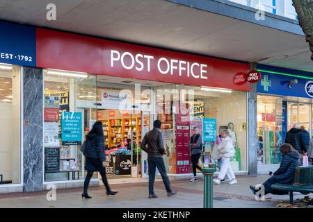 Gli amanti dello shopping che passeggiano davanti a una filiale in franchising dell'ufficio postale si trovano in un negozio WHSmith in Mell Square, nel centro di Solihull. Inghilterra Foto Stock