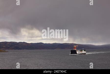 Il traghetto l'isola di Cumbrae appare fuori dalla nebbia mentre naviga attraverso Loch Fyne da Portavadie a Tarbert. Tarbert, Argyll e Bute. Scozia Foto Stock
