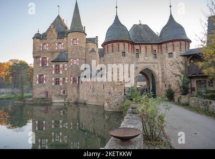 Mechernich novembre 2022; il Castello di Satzvey è un castello medievale ormeggiato, inizialmente del 12th ° secolo, e si trova sul bordo nord-orientale del Foto Stock