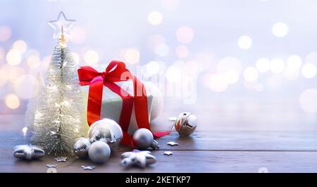 Albero di Natale e regali di Natale. Banner di Natale o biglietto d'auguri design Foto Stock