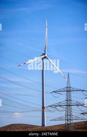 Gladbeck, area della Ruhr, Renania settentrionale-Vestfalia, Germania - turbina eolica sulla Mottbruchhalde, un cumulo di residui di scarto a Gladbeck-Brauck. L'altezza del mozzo della w Foto Stock