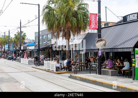 St Kilda, sobborgo sulla spiaggia di Melbourne Victoria, gente che mangia e cena nei ristoranti di Acland Street, Australia, primavera 2022 Foto Stock