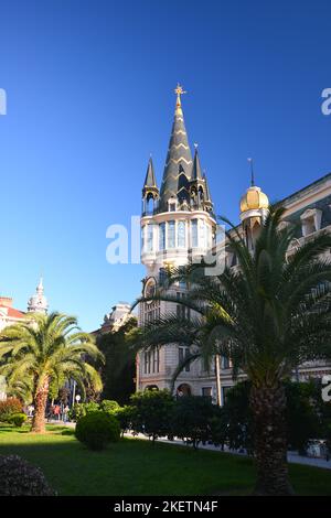 Ex edificio della Banca Nazionale su Europe Square, Batumi, Georgia. Foto Stock