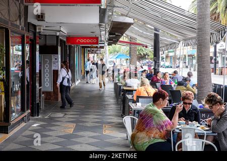 St Kilda, sobborgo sulla spiaggia di Melbourne Victoria, gente che mangia e cena nei ristoranti di Acland Street, Australia, primavera 2022 Foto Stock