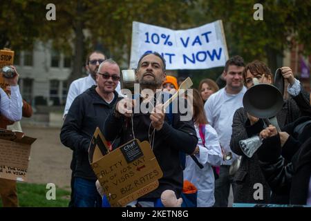 Londra, Inghilterra, Regno Unito. 14th Nov 2022. I rappresentanti del settore alberghiero protestano al di fuori del parlamento britannico prima della dichiarazione autunnale, chiedendo più sostegno al governo. (Credit Image: © Tayfun Salci/ZUMA Press Wire) Foto Stock