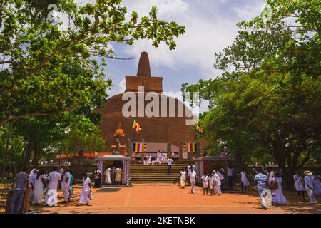 Vista panoramica sulla Jethawanaramaya Dagaba in Anuradhapura, Sri Lanka Foto Stock