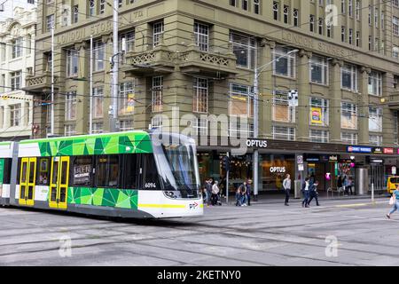 Il tram di Melbourne nel centro città passa dal negozio di telecomunicazioni Optus in Bourke Street, Melbourne CBD, Victoria, Australia Foto Stock