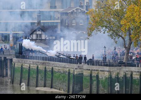 Londra, Regno Unito. 14th Novembre 2022. Un saluto da 62 cannoni si svolse nei terreni della Torre di Londra, segnando il 74th° compleanno di Re Carlo III. Credit: Undicesima ora di Fotografia/Alamy Live News Foto Stock