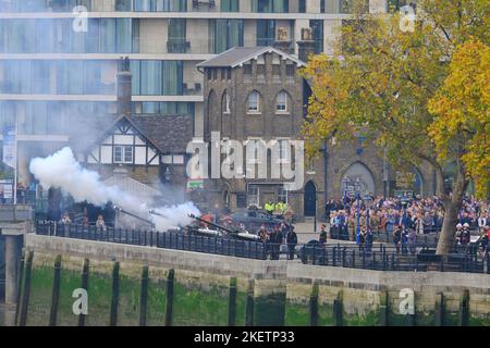 Londra, Regno Unito. 14th Novembre 2022. Un saluto da 62 cannoni si svolse nei terreni della Torre di Londra, segnando il 74th° compleanno di Re Carlo III. Credit: Undicesima ora di Fotografia/Alamy Live News Foto Stock