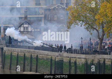 Londra, Regno Unito. 14th Novembre 2022. Un saluto da 62 cannoni si svolse nei terreni della Torre di Londra, segnando il 74th° compleanno di Re Carlo III. Credit: Undicesima ora di Fotografia/Alamy Live News Foto Stock