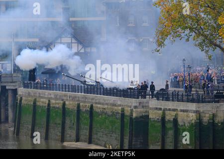 Londra, Regno Unito. 14th Novembre 2022. Un saluto da 62 cannoni si svolse nei terreni della Torre di Londra, segnando il 74th° compleanno di Re Carlo III. Credit: Undicesima ora di Fotografia/Alamy Live News Foto Stock