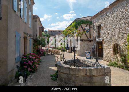 18th luglio 2019 - Pujols, Francia: Architettura storica e sole estivo porta i visitatori a Pujols, Lot-et-Garonne, Francia. Foto Stock