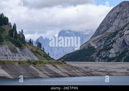 Marmolada, Alpi italiane. Incredibile paesaggio estivo delle vette dolomitiche Foto Stock