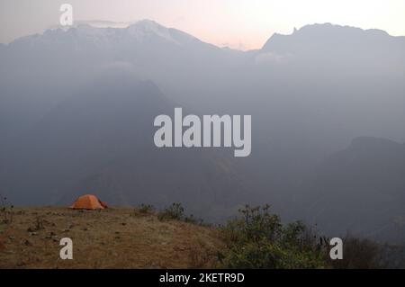 Tenda sulla collina Ande montagna Trekking Panorama bello cielo alba Foto Stock