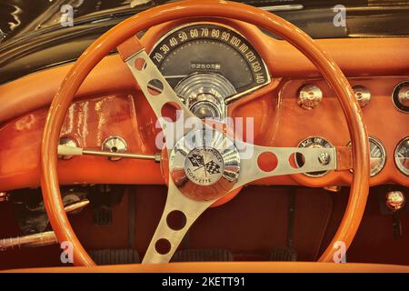 Essen, Germania - 23 marzo 2022: Cruscotto di una Chevrolet Corvette cabriolet auto classica a Essen, Germania Foto Stock