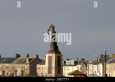 Troon War Memorial, Cenotaph Ayrshire, Scozia, Regno Unito, si è stagliato contro il cielo blu chiaro Foto Stock