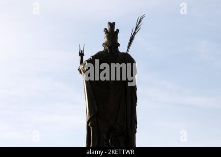 Troon War Memorial, Cenotaph Ayrshire, Scozia, Regno Unito, si è stagliato contro il cielo blu chiaro Foto Stock