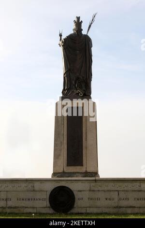 Troon War Memorial, Cenotaph Ayrshire, Scozia, Regno Unito, si è stagliato contro il cielo blu chiaro Foto Stock