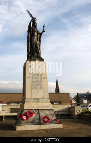 Troon War Memorial, Cenotaph Ayrshire, Scozia, Regno Unito, si è stagliato contro il cielo blu chiaro Foto Stock