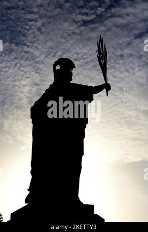 Troon War Memorial, Cenotaph Ayrshire, Scozia, Regno Unito, si è stagliato contro il cielo blu chiaro Foto Stock