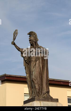 Troon War Memorial, Cenotaph Ayrshire, Scozia, Regno Unito, si è stagliato contro il cielo blu chiaro Foto Stock