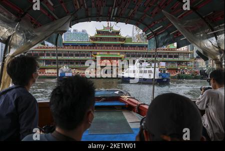 L'iconico ristorante galleggiante Jumbo ha iniziato a lasciare la città il martedì. A mezzogiorno, i rimorchiatori iniziarono a spostare Jumbo dalla Aberdeen Typhoon Shelter a ormeggiare all'estero. 14JUN22 Foto: SCMP/ Dickson Lee Foto Stock