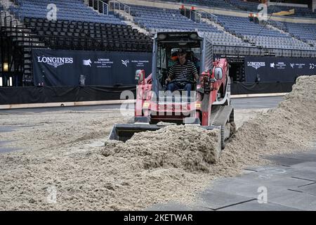 Praga, Repubblica Ceca. 14th Nov 2022. Preparativi per il Global Champions Prague Playoffs spettacolo di salto all'arena 02 di Praga, Repubblica Ceca, 14 novembre 2022. Credit: Vit Simanek/CTK Photo/Alamy Live News Foto Stock