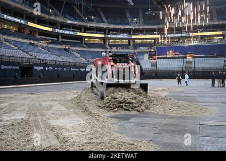 Praga, Repubblica Ceca. 14th Nov 2022. Preparativi per il Global Champions Prague Playoffs spettacolo di salto all'arena 02 di Praga, Repubblica Ceca, 14 novembre 2022. Credit: Vit Simanek/CTK Photo/Alamy Live News Foto Stock