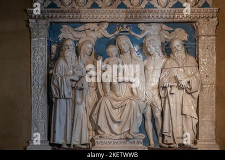 La famosa opera in terracotta Madonna intronata e Santi di Andrea della Robbia, eremo sacro di Camaldoli, Arezzo, Italia Foto Stock