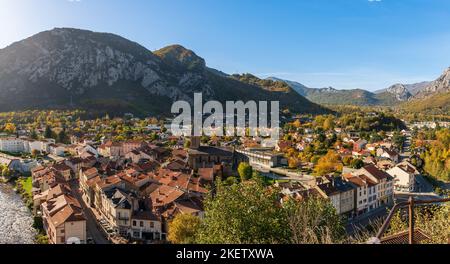 Grazioso villaggio di Tarascon sur Ariège, in Ariège, in Occitanie, Francia Foto Stock