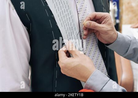 Immagine ravvicinata del reverse della giacca da basting su misura Foto Stock