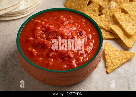 Ciotola messicana con salsa fresca, primo piano con tortillas e patatine fritte per un pasto Foto Stock