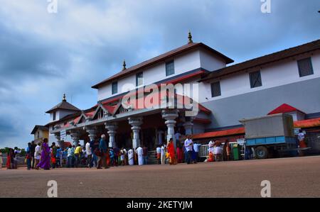Popolare sito di pellegrinaggio - il Tempio di Dharmasthala Shiva è un'istituzione religiosa di 800 anni nella città tempio di Dharmasthala a Dakshina Kannada Foto Stock