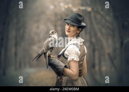 Donna con SAKER Falcon Foto Stock