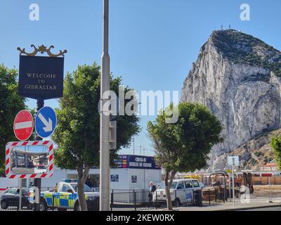 Gibilterra, Regno Unito - 06 08 2014: Segno di metallo nero e dorato nel territorio sovrano britannico in Spagna che dice il benvenuto a Gibilterra con la r Foto Stock