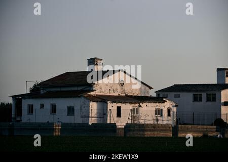 vecchia casa colonica bianca abbandonata tra i campi al tramonto in una giornata limpida, albufera parco naturale valencia, spagna Foto Stock