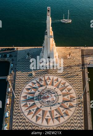 Veduta aerea di Padrao dos Descobrimentos, un monumento concreto agli esploratori marittimi con un piccolo molo lungo il fiume Tago a Lisbona, P ortugal Foto Stock