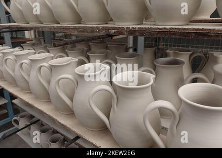 La ceramica lasciò asciugare prima di sparare. Caraffe in ceramica. Foto Stock